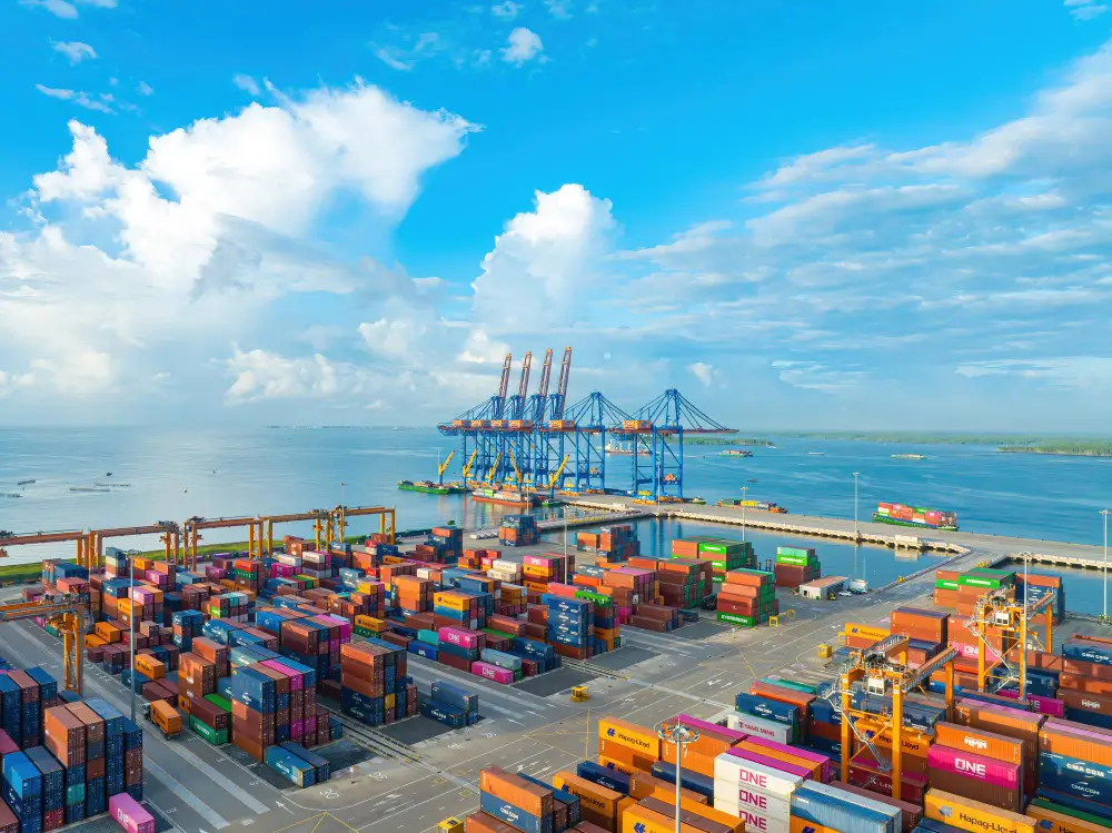 Pelabuhan kontainer dengan aktivitas cargo dan pengiriman internasional